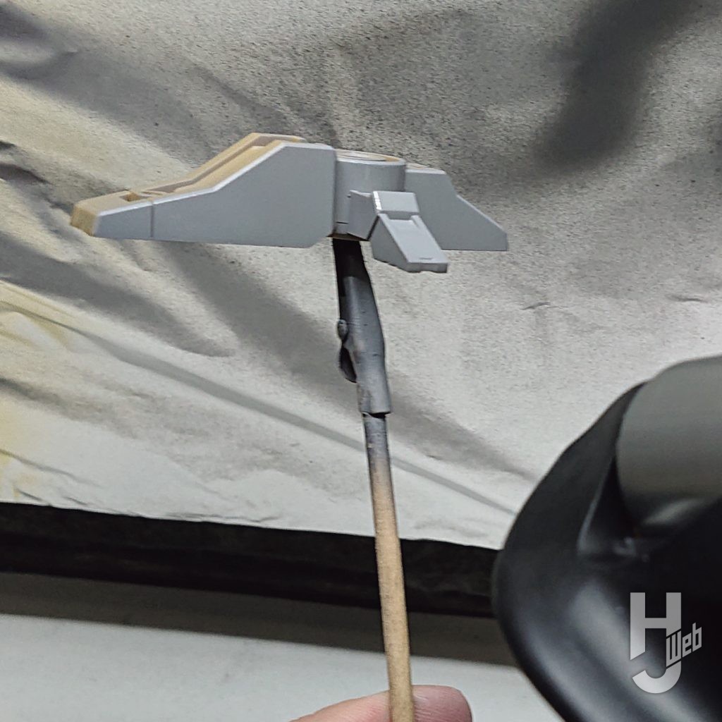 プラモデルパーツにエアブラシ塗装をする画像