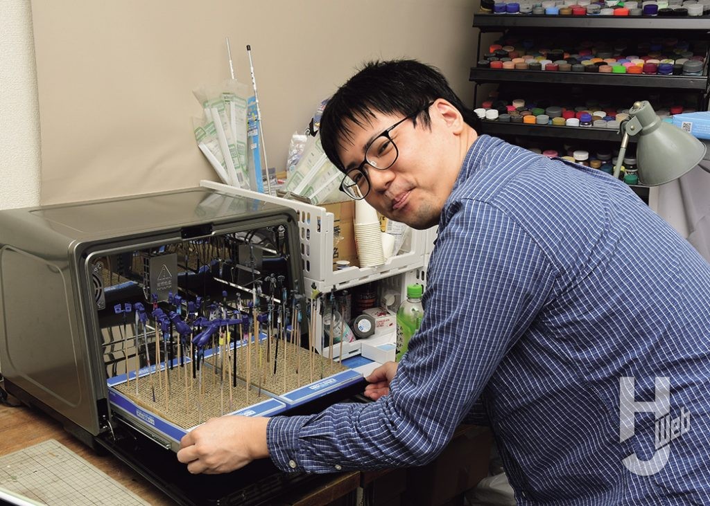 プラモドライオーブンFITから塗装ベースを取り出す画像
