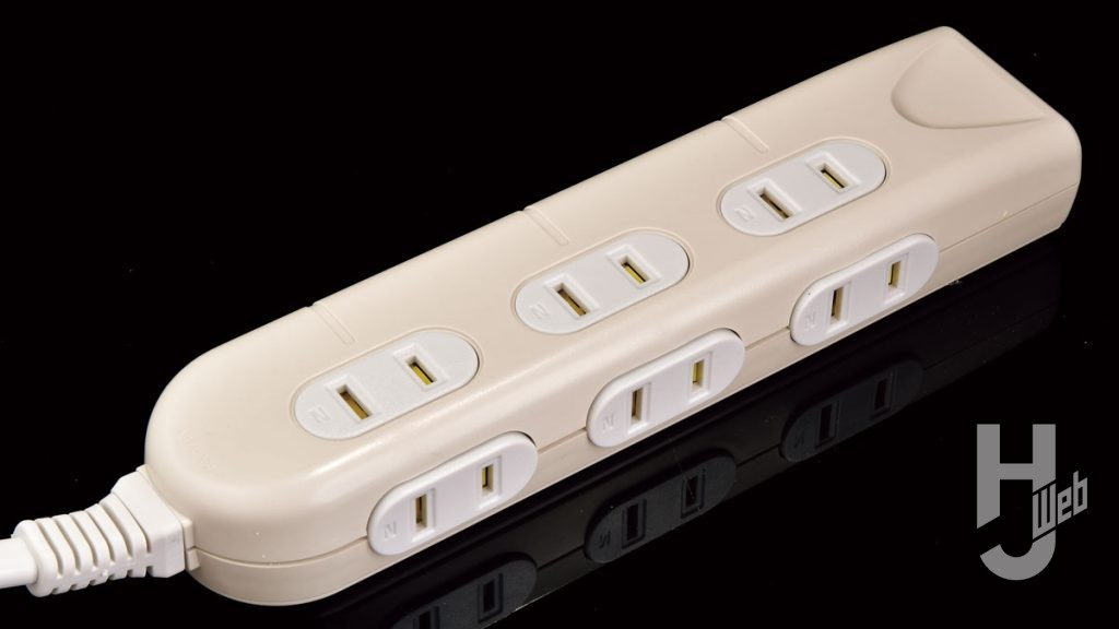 電源タップのサイズも重要。コンパクトに収まるうえ、天面と側面を活用できるので6個口を使い、コンプレッサー、塗装ブース、照明もこれひとつで管理できる