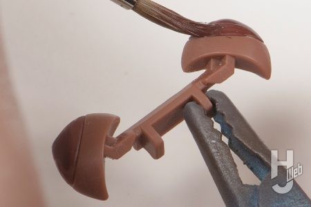 Rikka製作「メイドロイド ラクエル」製作中耳パーツ塗装中