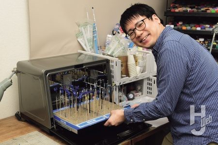 見た目はオーブンレンジ!?模型専用の乾燥機「プラモドライオーブンFIT」を実機レビュー！ほこりから守り、水性塗料にも相性◎な「乾燥ブース」を使ってガンプラを製作。