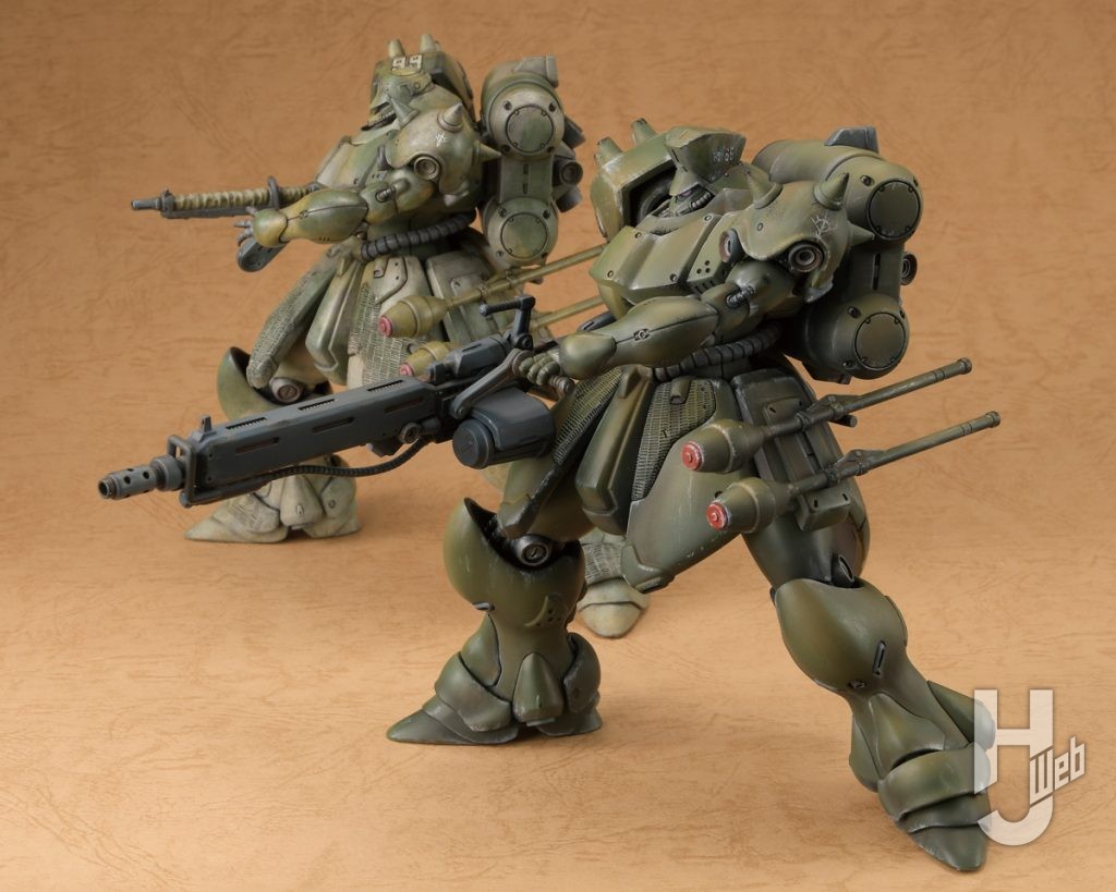 ギラ・ドーガの組み立てプラモデルの隊長機と一般機の画像