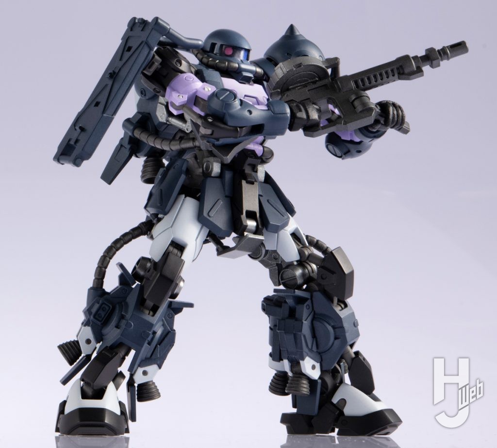 ガンダムアーティファクトPRO 高機動型ザクⅡ（黒い三連星仕様）のポージング画像