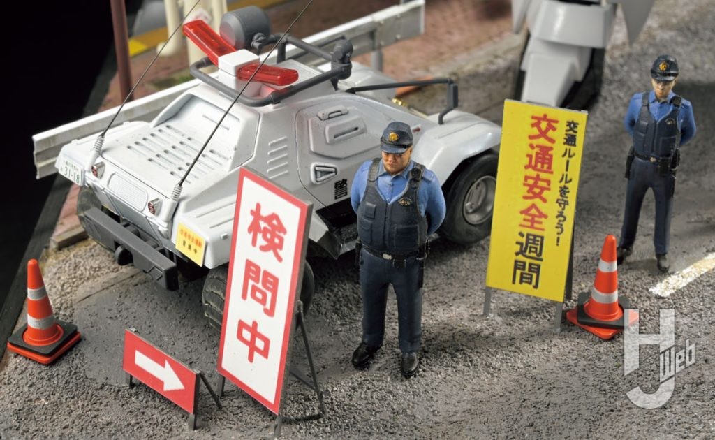 指揮車はキットをほぼそのまま使い、アンテナを伸ばしランナーに置き換えた