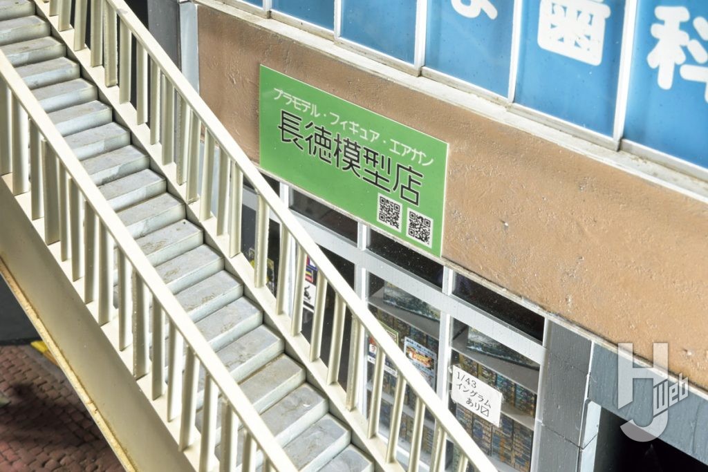 イングラム後方の商業ビル