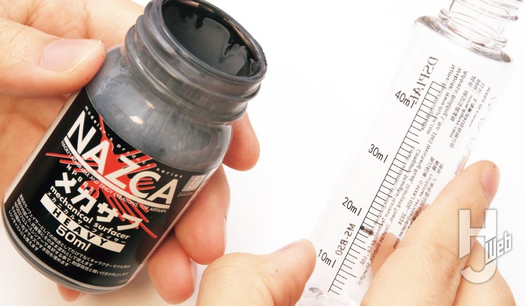 使用する塗料と専用ボトルの画像