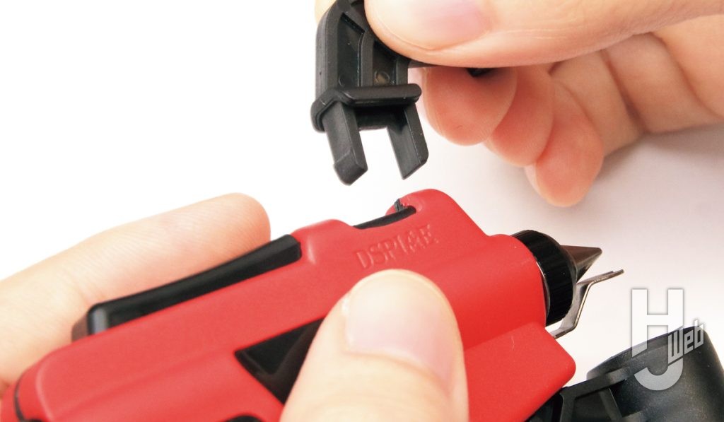 吸い上げ式エアブラシにアタッチメントを付けている画像