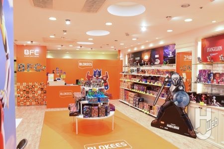 吉祥寺PARCOにてヴィレッジバンガードが「BLOKEES POP UP SHOP」を開催中！最新アイテム「トランスフォーマー ブロッキーズ ディフェンダー」や予約中の「Blokees EVANGELION ファンタスティックシリーズ」など見どころをフォトレポート