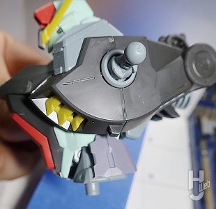 セイラマスオ製作「FULL MECHANICS フォビドゥンガンダム」製作中胸部横アップ