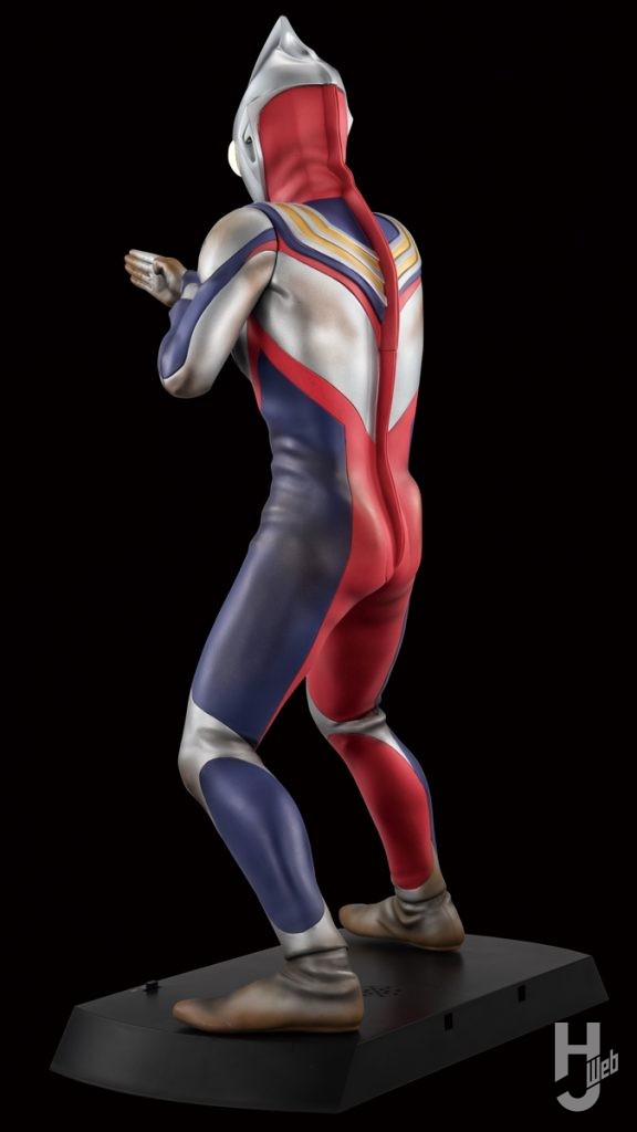 ウルトラマンティガのフィギュアの後ろ姿の全体画像