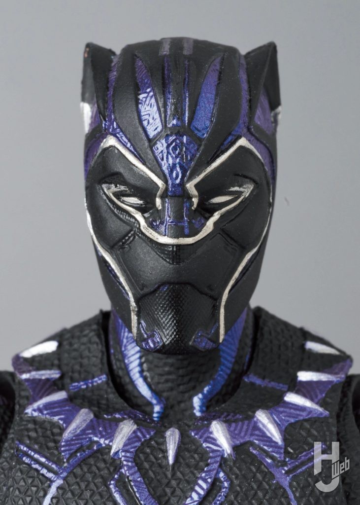 ブラックパンサーの可動フィギュアのアップ画像その1
