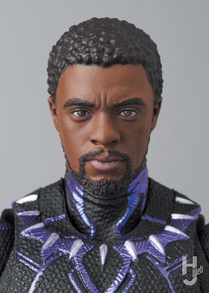 ブラックパンサーの可動フィギュアのアップ画像その3