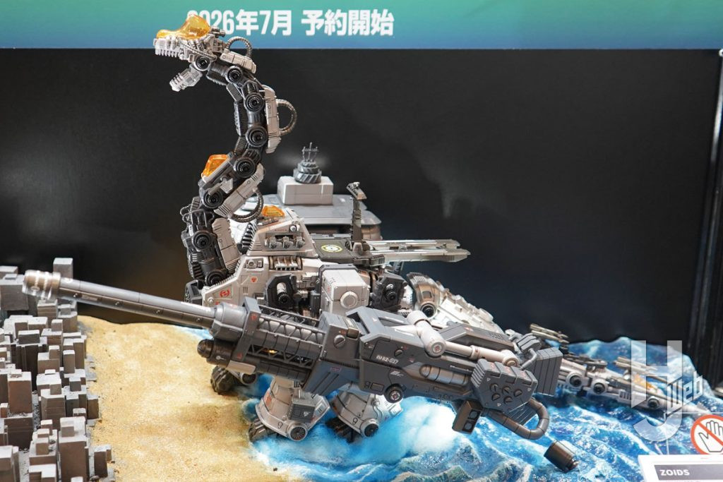 タカラトミーのブース。ハイターゲット向けホビーレーベル「T-SPARK（ティースパーク）」の商品が続々ラインナップ！巨大重力砲「グラビティカノン」を装備したウルトラザウルスがお披露目