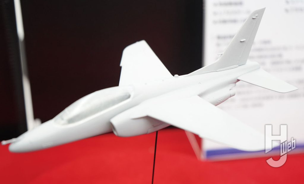 青島文化教材社のブース。お手軽に組めるシリーズでおなじみの「楽プラ」から初のエアモデルとしてブルーインパルスが登場