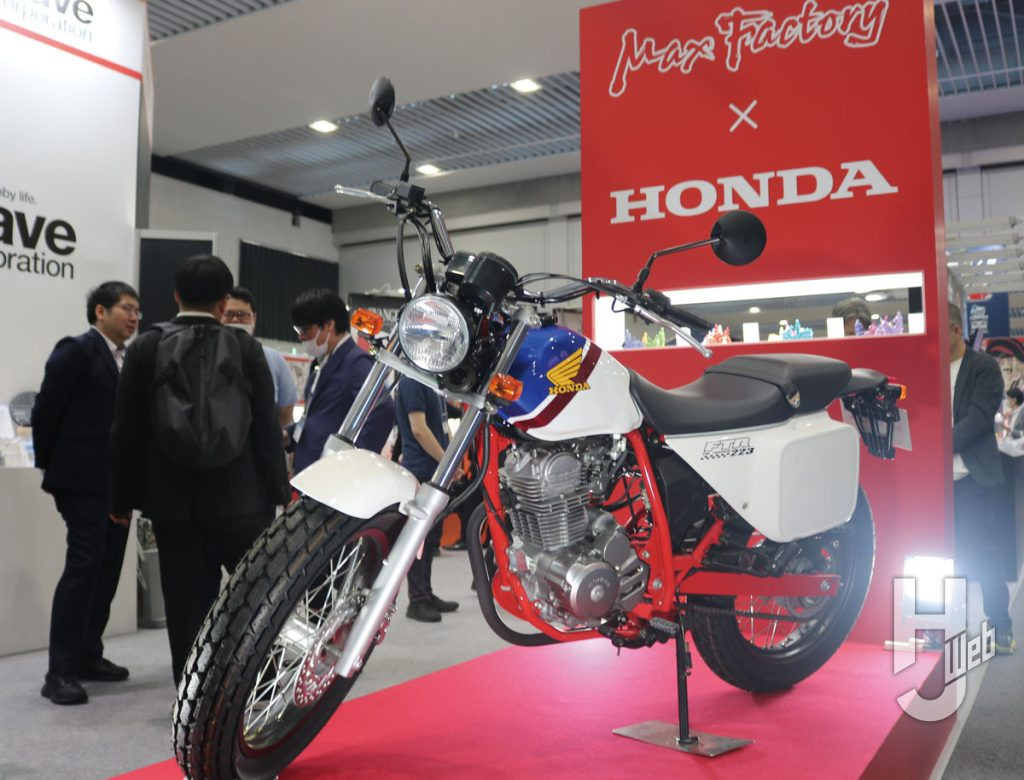 「グッドスマイルカンパニー」ブース。会場にはHONDA FTR223も展示された