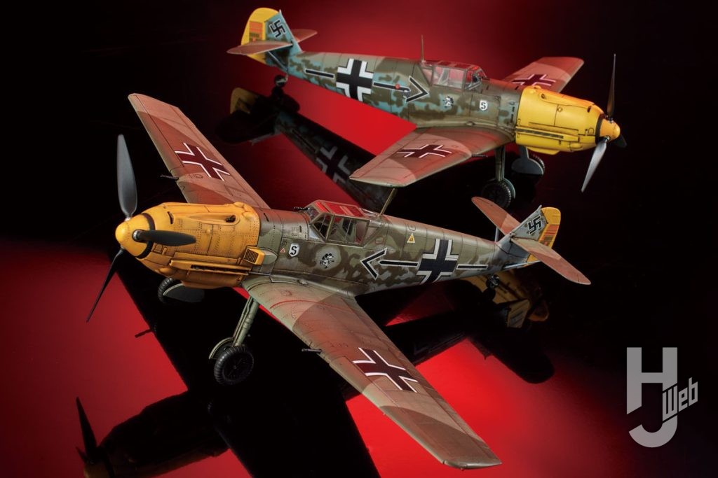 Bf109E　成型色のまま無塗装＋迷彩デカールの作例と、リベット処理と通常塗装の作例の2機が映っている