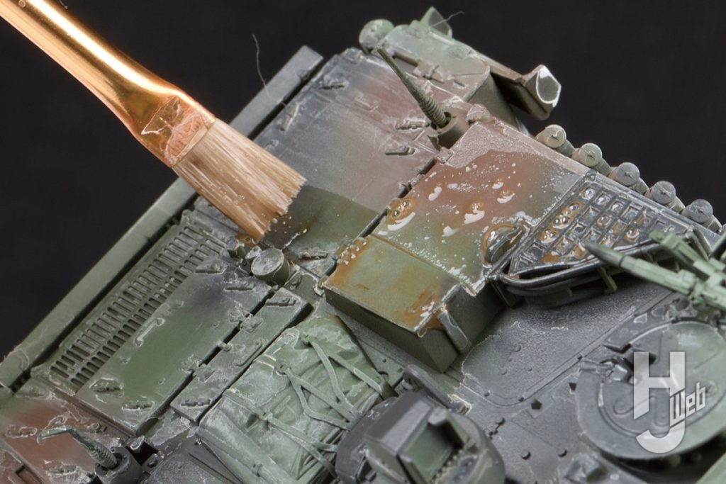プラモデルにウォッシングを施している画像
