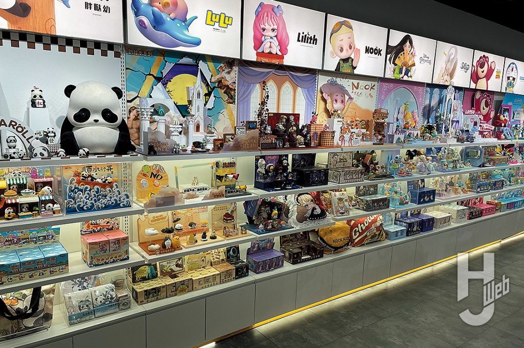 52TOYS本社のエントランスのディスプレイ