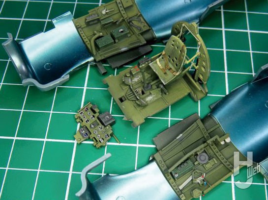 コクピットはほぼストレートに製作。計器やシートベルトはデカール再現。組立説明書通りに組み立てて、ていねいに塗り分けるだけで素晴らしい出来映えになる