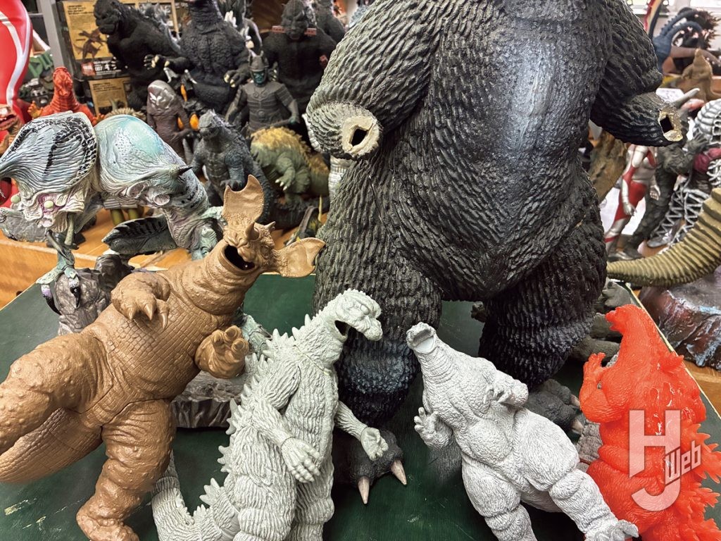 部分欠損した怪獣ガレキの数々