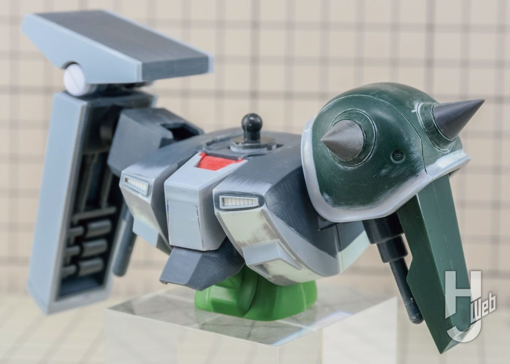 左肩のスパイク・アーマーはザクIII改のものを使用。縁はプラ板とエポパテでフレア状に形状変更。スパイクは市販パーツに置き換えている。なお、右肩のシールドはプラ板で囲み左右で2.5mmほど幅増しした