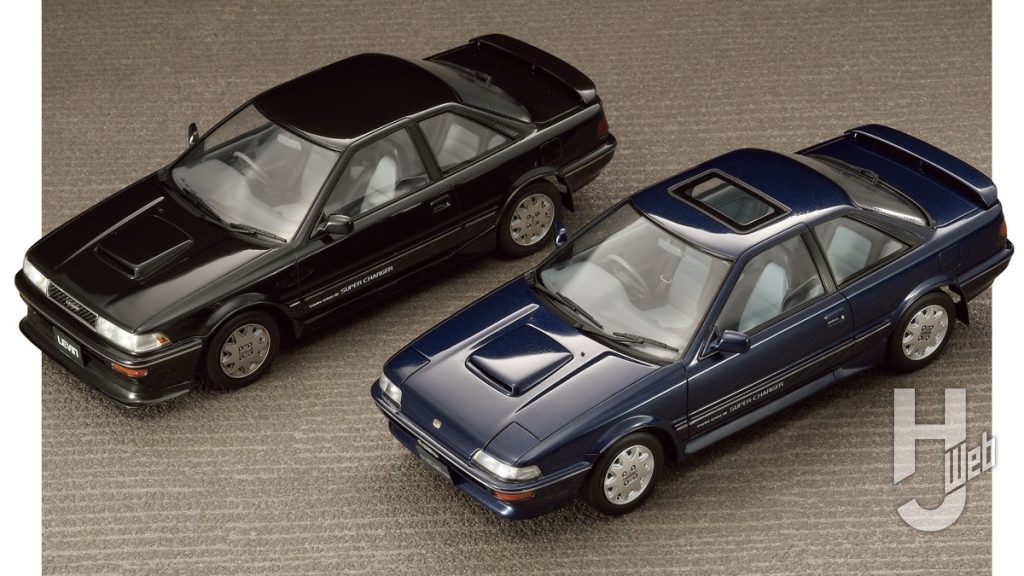 廣村氏が本誌2024年2月号で製作した「カローラ レビン AE92 後期型 w/リップスポイラー」（画像左）と今回の作例「トヨタ スプリンター トレノ AE92 GT-Z 後期型（1989）」（画像右）のツーショット