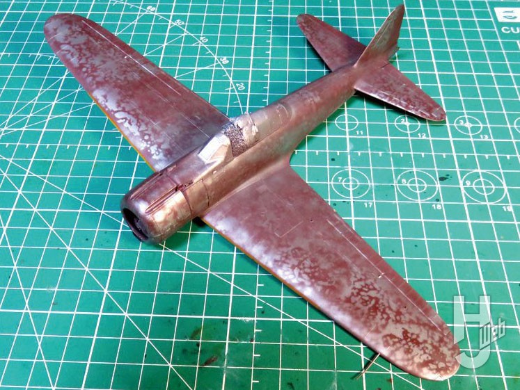 チッピングの下塗り作業。赤褐色を全体に塗り、その後シルバーをマダラ状に吹く。この上にMr.シリコーンバリアーを全体に薄く吹き付けてから、基本塗装を行う