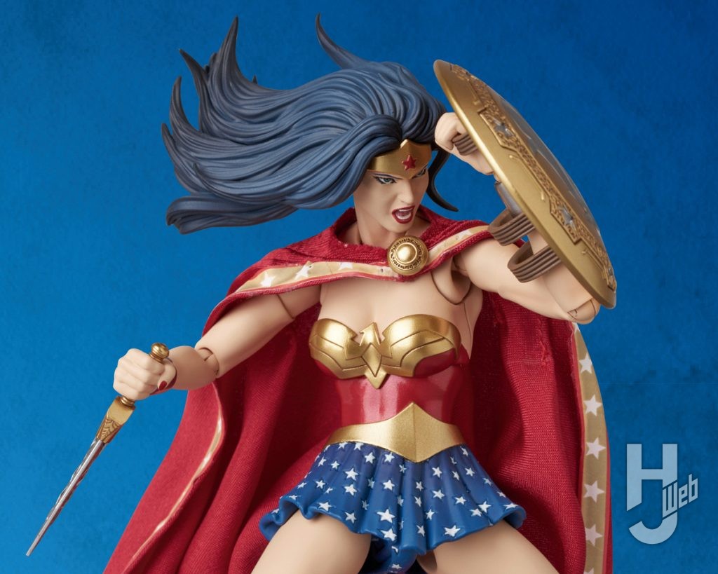 ワンダーウーマンの可動フィギュアのアップ画像その1