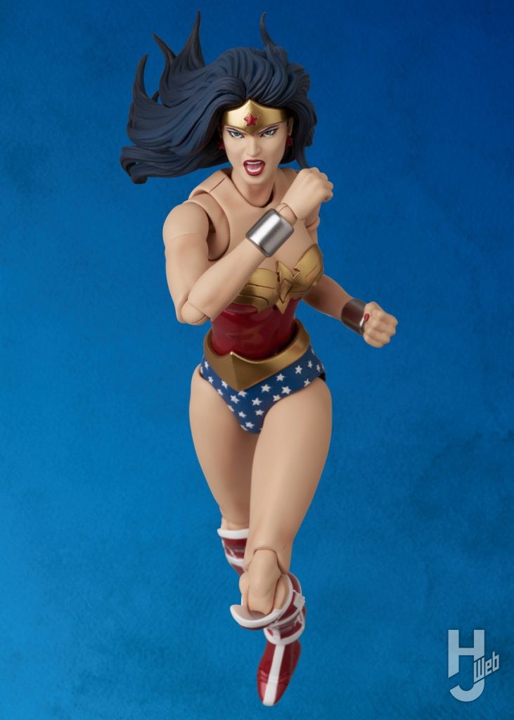 ワンダーウーマンの可動フィギュアの全体画像