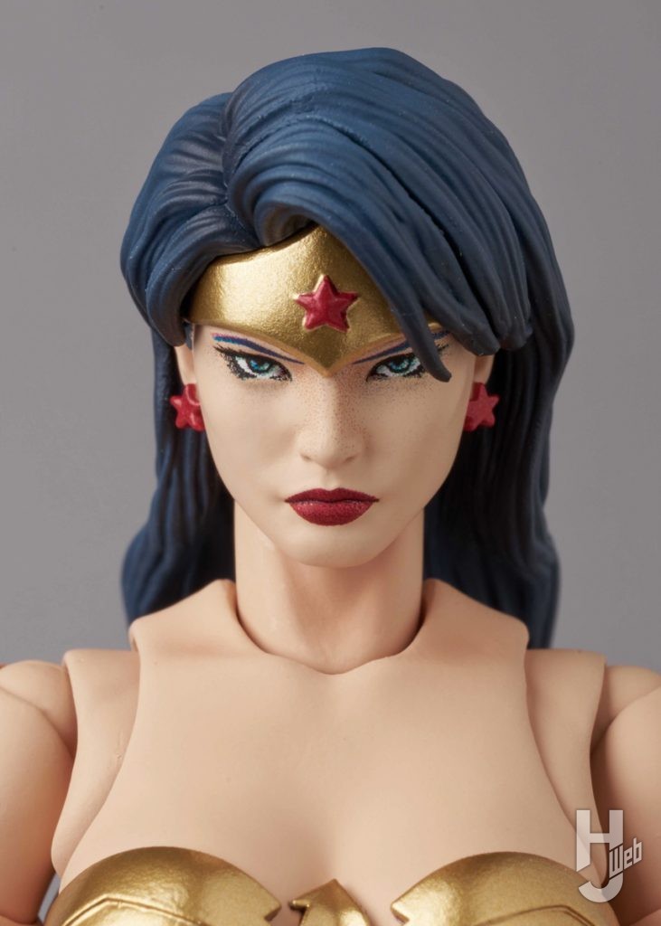 ワンダーウーマンの可動フィギュアのアップ画像その2