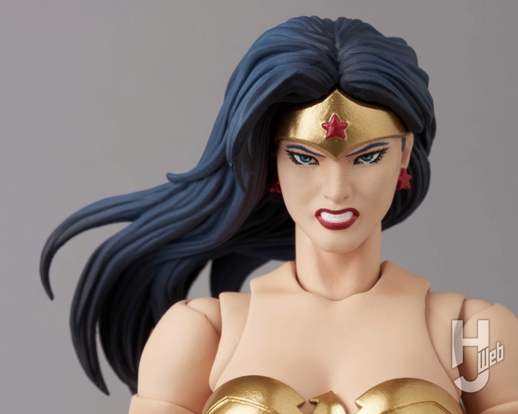 ワンダーウーマンの可動フィギュアのアップ画像その3