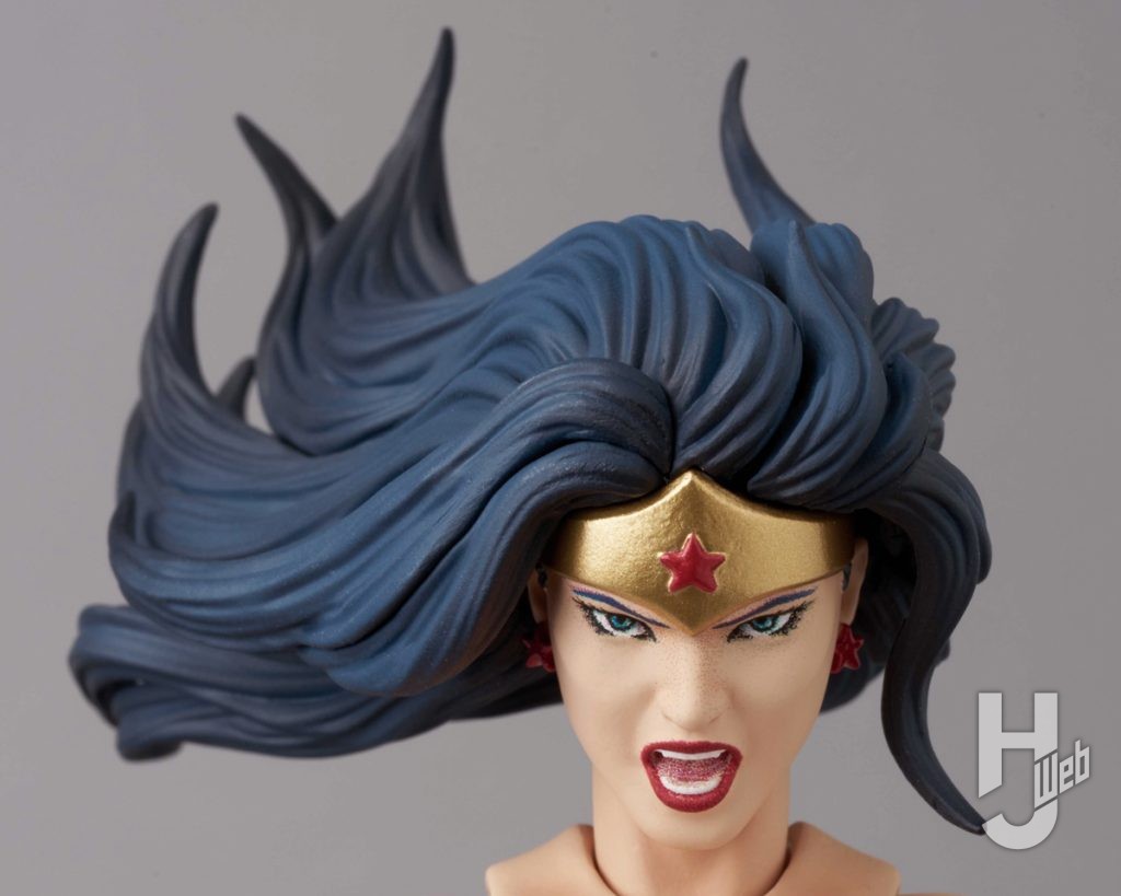 ワンダーウーマンの可動フィギュアのアップ画像その4