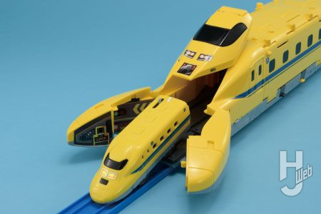 内部に格納した車両は本体のレバー操作により前頭部から発車可能。画像では大きさを実感してもらうためにドクターイエローを使用しているが、動力車であれば他の車両でも遊ぶことができる