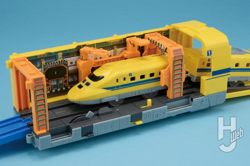車両本体部分は整備工場に。レバー操作で整備メカが動くギミックが楽しい。別売りのプラキッズをキャットウォークにおくことでディオラマ感も大幅アップ