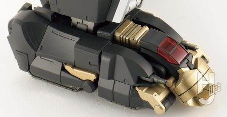 キットは非変形だが、各獣戦機はいかにも変形しそうに手抜かりなく造形されている。ランドライガー(写真)や反対側のランドクーガーの「爪」が成型色で色分けされているのが芸コマ