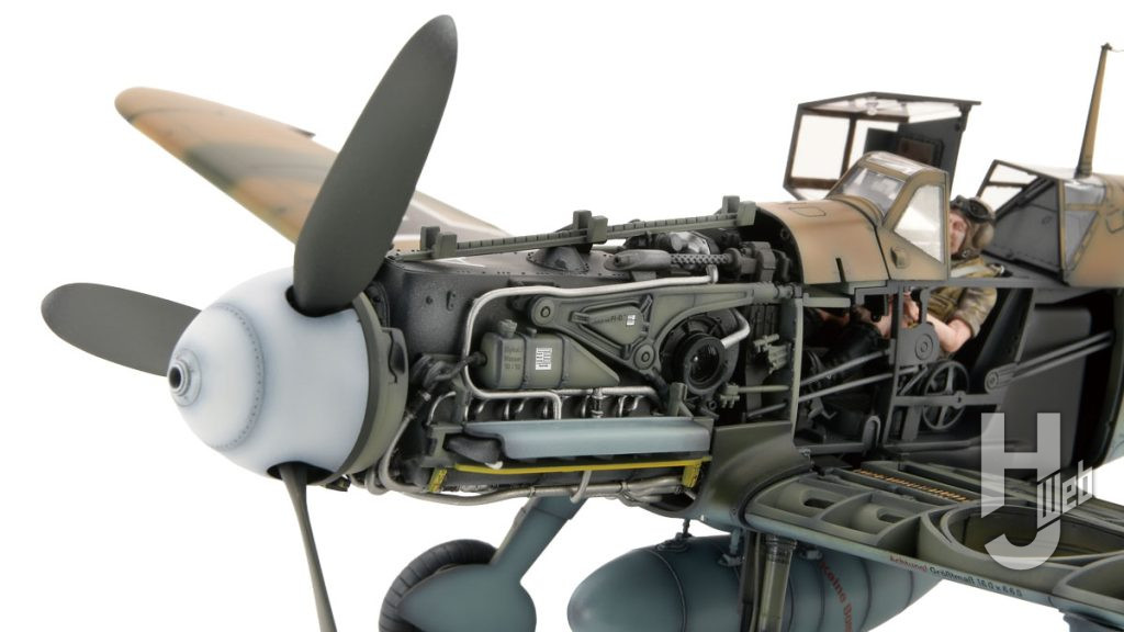 Bf-109G-4の内部構造。
内部構造再現の仕様を活かし、エンジンカウルはフルオープン、コクピットと主翼の外板の左側は接着せずに取り外し可能にして仕上げている