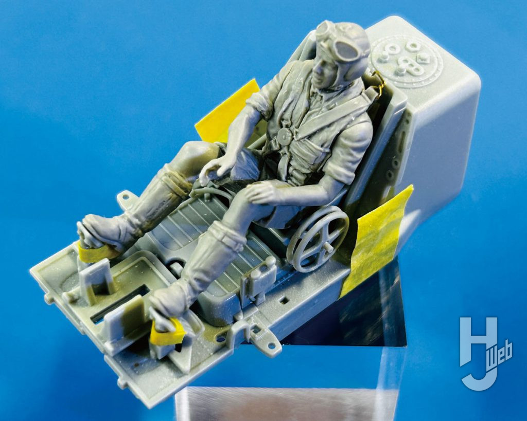 パイロットフィギュアは同メーカーのヘンシェルHs129用のもの。本機用の専用品が発売されていないため、下半身のポージング変更を行い座らせた。シートベルトに0.3mm真鍮線を通して、シート上部に差し込み固定。操縦桿も手との位置が合わないため、パーツを曲げる等の調整を行った。キャノピーは真鍮線にて補強固定