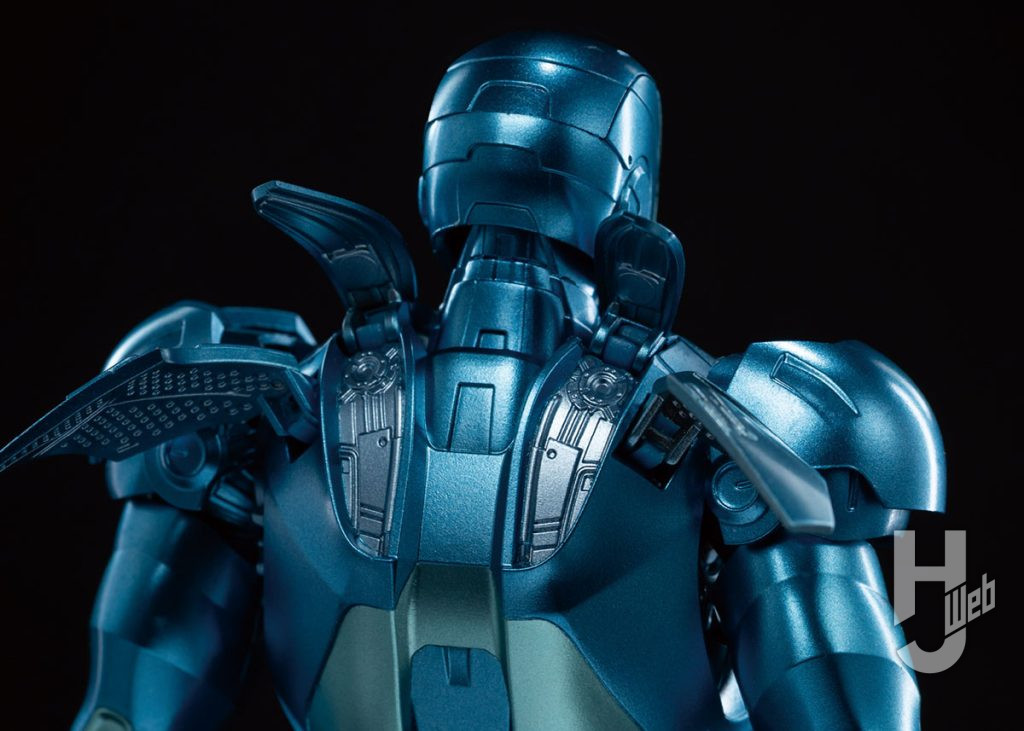 メタリック・ブルーの光沢塗装が美しいステルス・エディション。両目や胸部はLEDで発光を搭載し、背中の4つの飛行パネルは開閉
