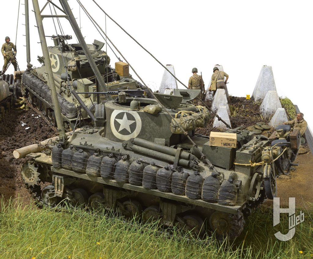 M32は防御のため、車体側面に棚を付け、土嚢を並べワイヤーで固定。これはT1E3地雷除去車を救出しに来たM32の実車を見て再現した