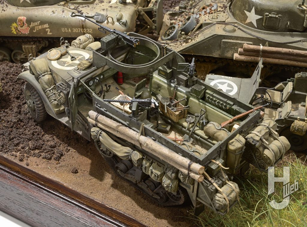 足周りをパッションモデルのM3/M16（ハーフトラック3D 履帯セット）に交換。車内は小物で賑やかに。バッグ等の装備品にUSデカール（パッションモデルP35D-014）を使用