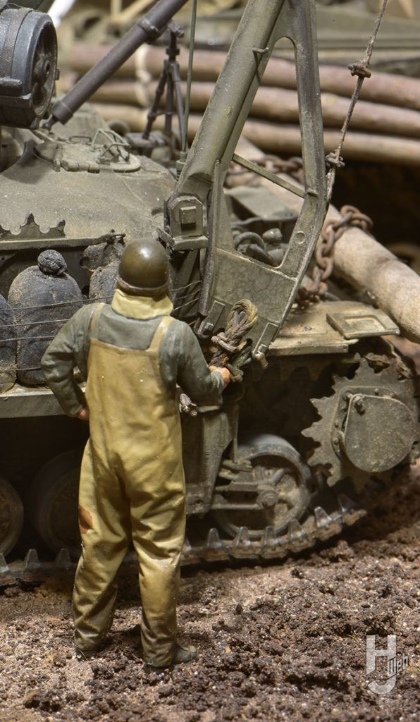戦車兵はAアームの下部に付いているメインブーム起倒ワイヤーを起動輪外側の円盤に固定