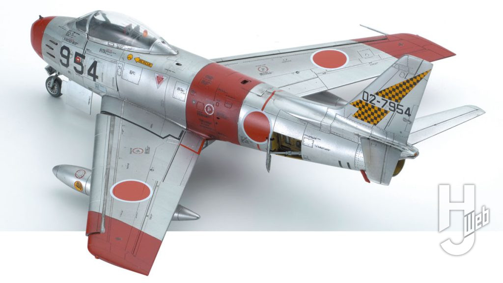 モノクロームのF-86F-40は、アカデミーのF-86F-30をベースに、伸長された主翼および前縁スラットを含むパーツを新規金型で追加したもの。マーキングは7種類を用意、カラー塗装図もセットされる