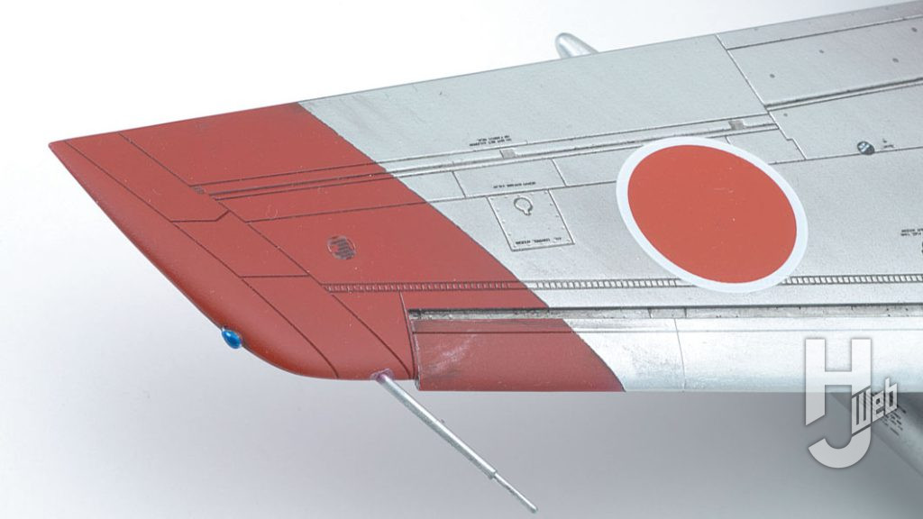 「F-40ウィング」と呼ばれる主翼は完全新金型でモデル化。復活した前縁スラットはもちろん、片側約30cm広げられた翼端、真っ直ぐなピトー管なども忠実に再現