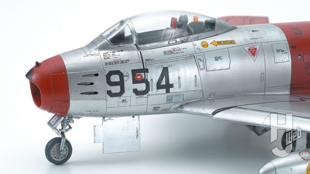 機首左側。キャノピーは塗装用にカット済みのマスクシートが付属。組立説明書に明記してある通り、機首の内部に15gのオモリを入れるのを忘れないように注意