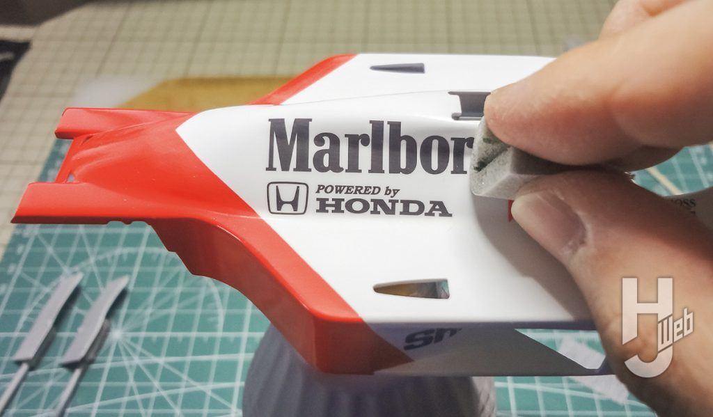 バイク模型の研ぎ出し中