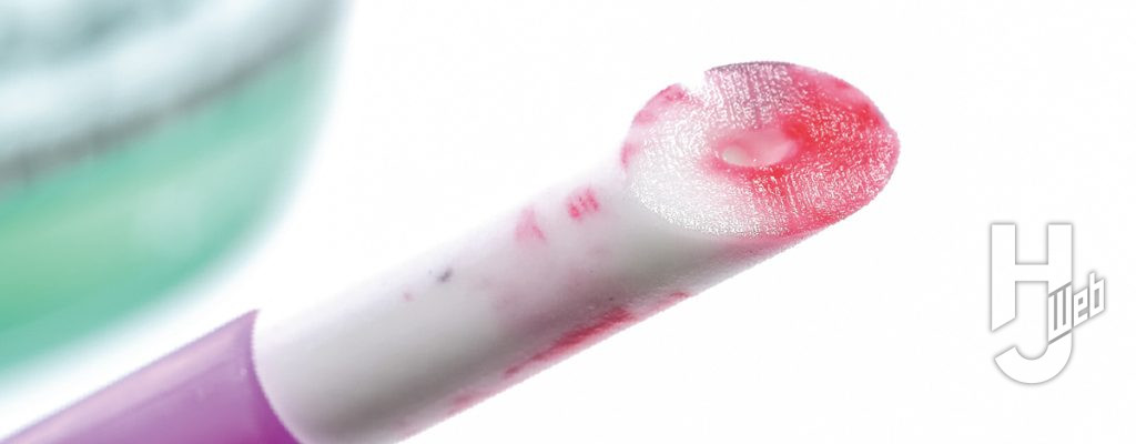 塗料が完全に乾き切る前に、台所用洗剤を染み込ませた綿棒などで拭き取ったあと