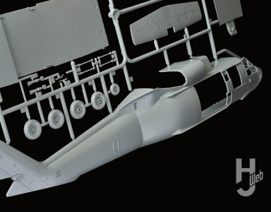 陸上自衛隊 UH-60JAブラックホーク　胴体パーツ　拡大