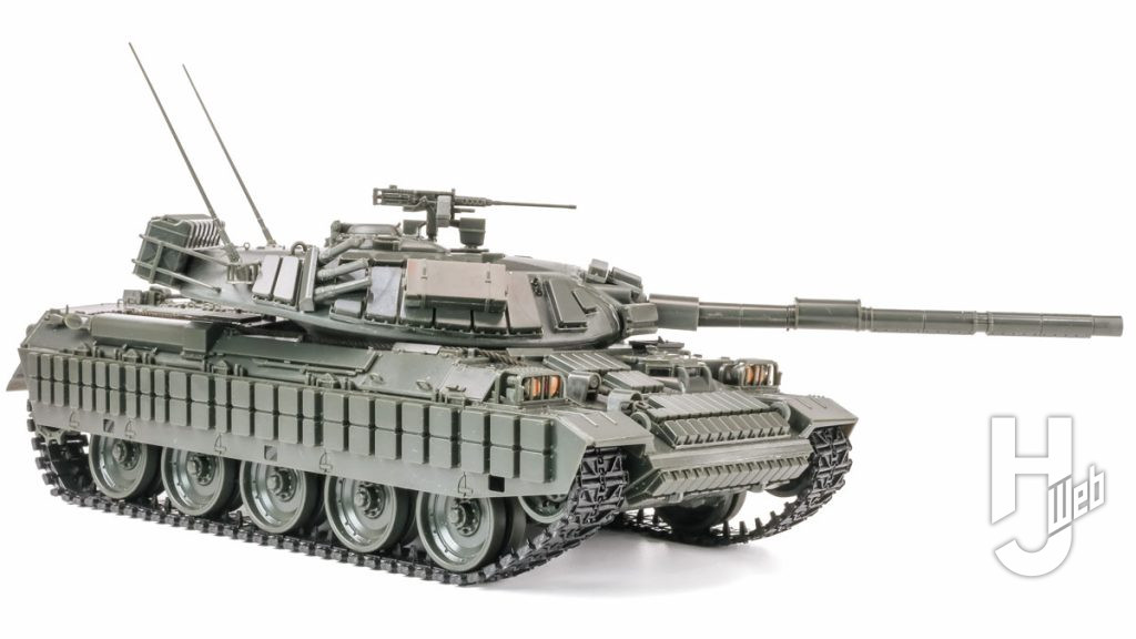 キットをすべて組んでから塗装できるのも戦車模型のいいところ。成型色のグリーンもかっこいいので、素組みでも十分満足できる