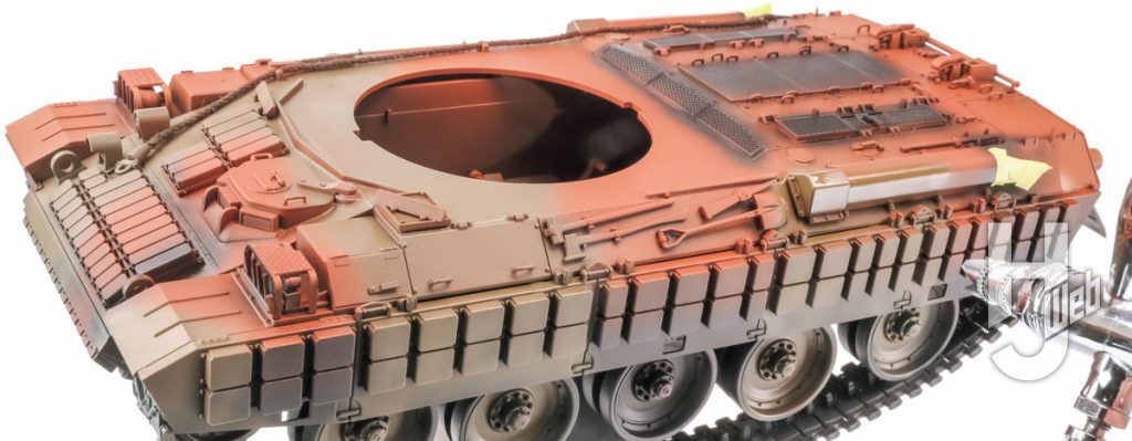 次は車体迷彩を塗装する。このあと冬季迷彩を上から重ねるため、最終的には境界がややぼやけた印象になる。そこで下地となる迷彩は、グラデーションを控えめにし、境界をくっきりと塗り分けておくのがおすすめ