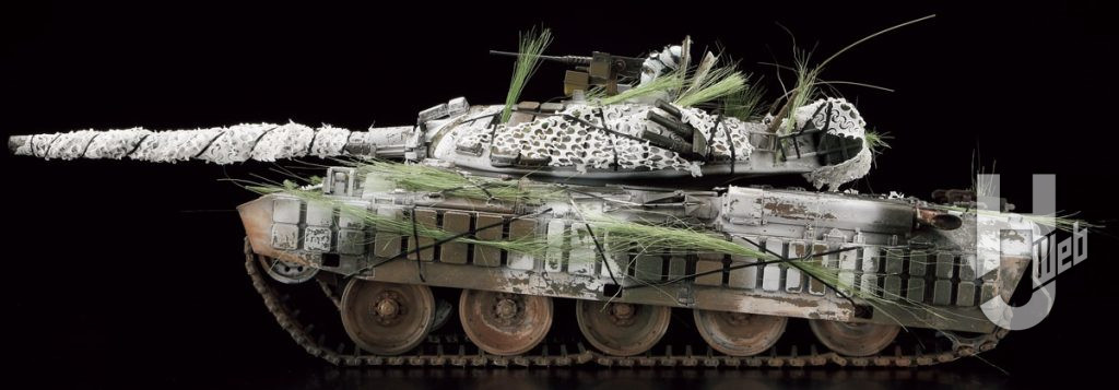 74式戦車改 リアクティブアーマー横。砲身の仰俯角は選択組み替え式。足周りの車高を変えられるギミックと合わせるとさまざまなシーンに合わせた姿でディスプレイできる